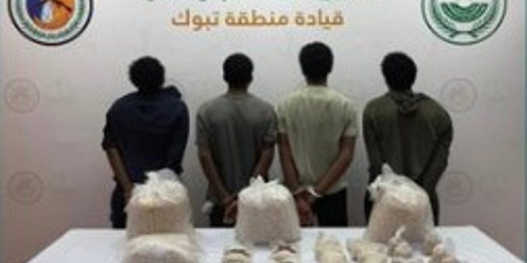 القبض على 4 إثيوبيين بتبوك لتهريبهم أكثر من 237 ألف قرص من الإمفيتامين المخدر
