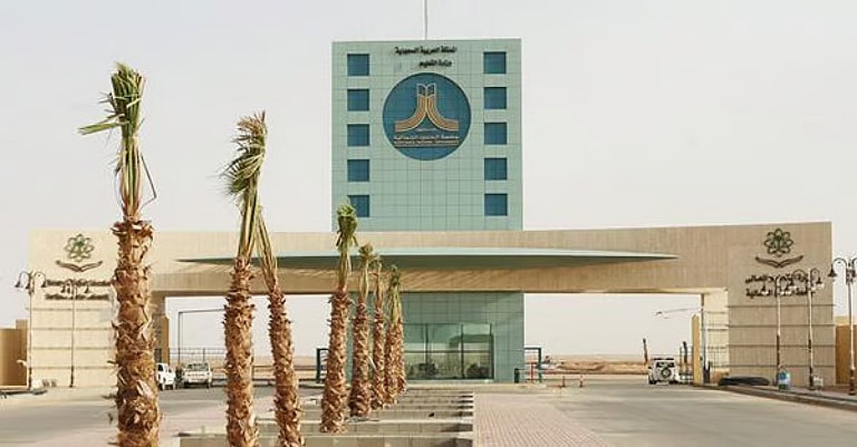 جامعة الحدود الشمالية تبتكر نظامًا متقدمًا لتحسين كفاءة الألواح الشمسية بالبيئات الصحراوية