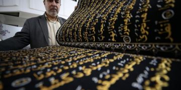 خطّاط سوريّ ينقش المصحف على القماش في 12 عامًا