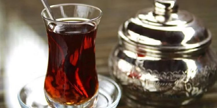 دراسة تكشف فوائد الشاي الأسود و3 توابل لصحة القلب وإبطاء الشيخوخة