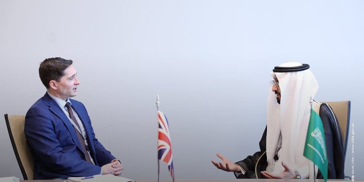 رئيس "الغذاء والدواء" يبحث تعزيز  تعزيز جودة الأدوية وسلامتها مع جهات عالمية