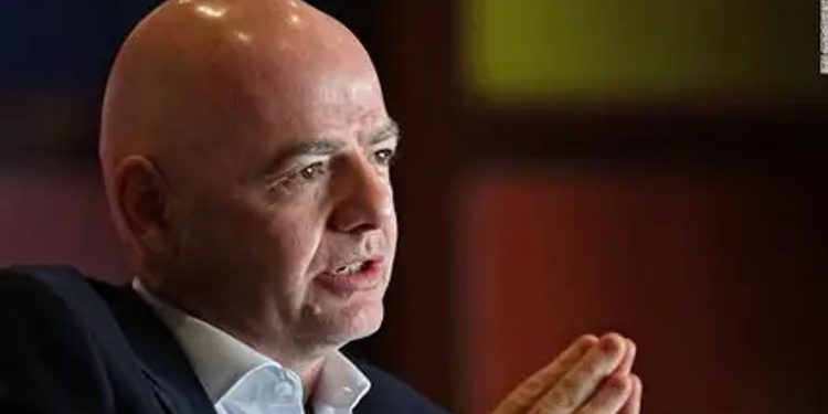رئيس الفيفا: كرة القدم في خطر بسبب إقامة المباريات المحلية في الخارج