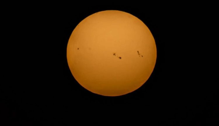 رصد خمس بقع شمسية عملاقة في سماء منطقة الحدود الشمالية