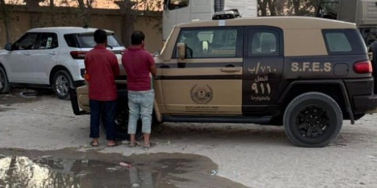 ضبط مقيمين من الجنسية البنجلاديشية مخالفين لنظام البيئة في المنطقة الشرقية