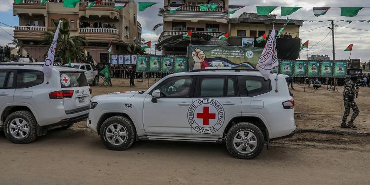 على علو منخفض.. طائرة ترامب تحلق فوق تل أبيب أثناء متابعته إطلاق الرهائن