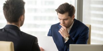 كيف يتجنب طالب العمل الرفض بالمقابلات الوظيفية؟.. خبير يوضح