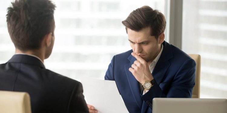 كيف يتجنب طالب العمل الرفض بالمقابلات الوظيفية؟.. خبير يوضح