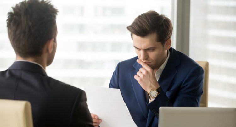 كيف يتجنب طالب العمل الرفض بالمقابلات الوظيفية؟.. خبير يوضح