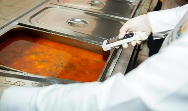 مختبر أمانة تبوك لسلامة الغذاء ينفذ أكثر من 10 آلاف اختبار للأغذية والمشروبات