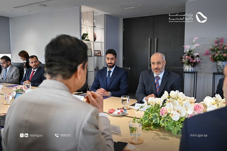 مساعد وزير الصناعة يبحث تعزيز التعاون مع مجموعة Meinhardt في سنغافورة