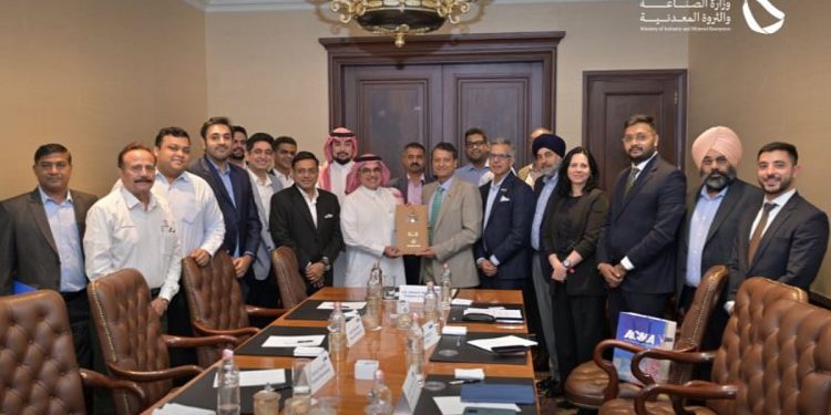 نائب وزير الصناعة يستعرض مع الجانب الهندي فرص الاستثمار المشتركة في صناعة السيارات