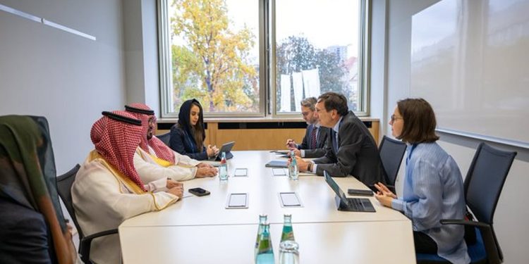  وزير الاقتصاد يبحث الفرص الاستثمارية في المملكة مع 3 دول