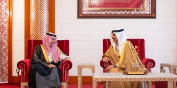 وزير الخارجية يبحث تعزيز العلاقات مع ملك البحرين