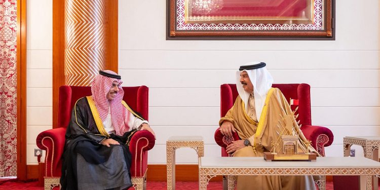 وزير الخارجية يبحث تعزيز العلاقات مع ملك البحرين