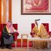 وزير الخارجية يبحث تعزيز العلاقات مع ملك البحرين