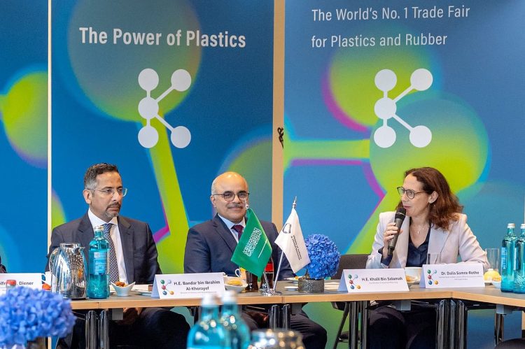 وزير الصناعة يبحث تعزيز التعاون مع قيادات الشركات الألمانية