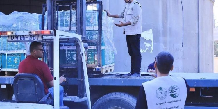 وصول قافلة إغاثية سعودية جديدة إلى قطاع غزة