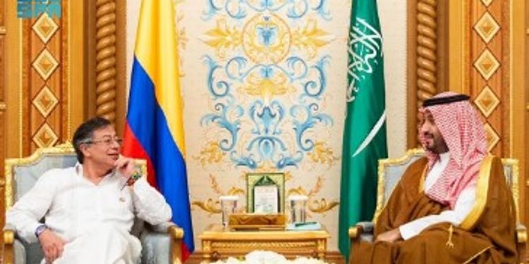 ولي العهد يستعرض العلاقات الثنائية والتعاون المشترك مع رئيس كولومبيا