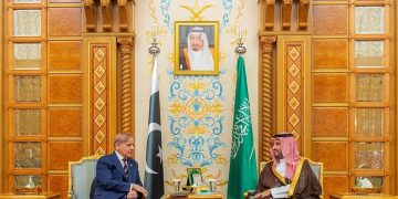 ولي العهد يلتقي رئيس وزراء جمهورية باكستان
