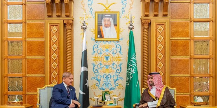 ولي العهد يلتقي رئيس وزراء جمهورية باكستان