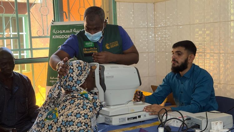 بالصور.. مركز الملك سلمان للإغاثة ينفذ مبادرة "نور السعودية" في باماكو عاصمة مالي