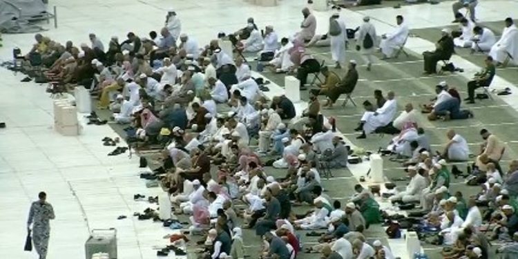 المصلون يؤدون صلاة الاستسقاء في المسجد الحرام وجميع مناطق المملكة