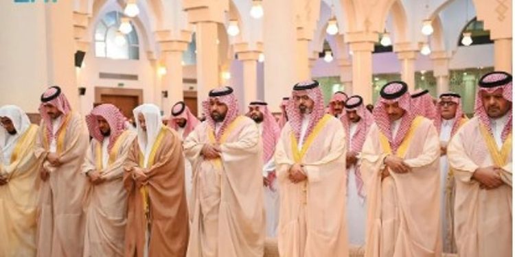 أمراء المناطق والمواطنون يؤدون صلاة الاستسقاء في مختلف أنحاء المملكة