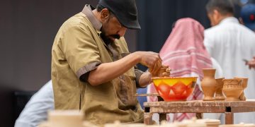حرفيون سعوديون يجسدون التراث بعروض حية في كأس نادي الصقور السعودي 2025 بالظهران
