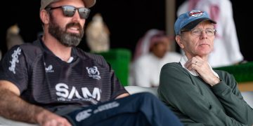 زوار أوروبيون يوثّقون تجربتهم الأولى في حضور سباقات الصقور في كأس نادي الصقور السعودي 2025