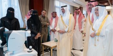 محافظ الأحساء يُدشِّن مبادرتي «سكرك بأمان» و«الشرقية مبصرة»
