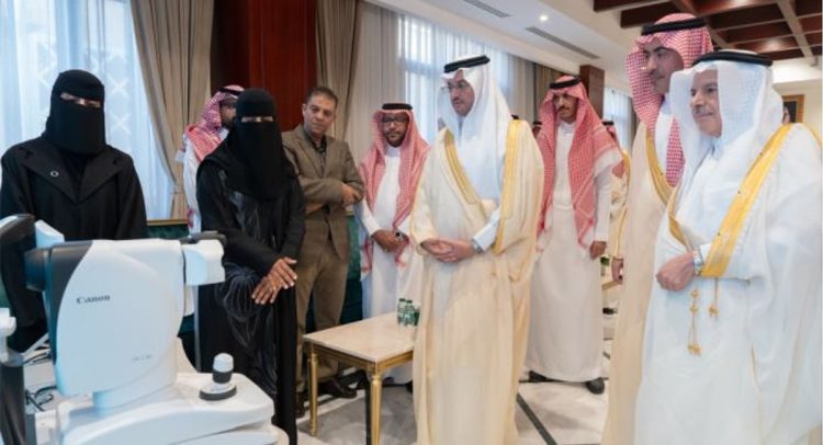 محافظ الأحساء يُدشِّن مبادرتي «سكرك بأمان» و«الشرقية مبصرة»