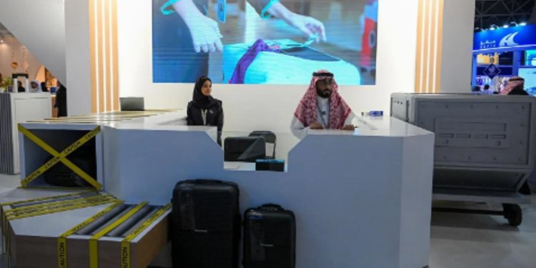"مسافر بلا حقيبة".. تجربة سفر ذكية تستوقف زوار مؤتمر ومعرض الحج 2025