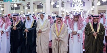 أمير الرياض يؤدي صلاة الميت على الأمير فهد بن سعود بن محمد بن مقرن المشاري آل سعود