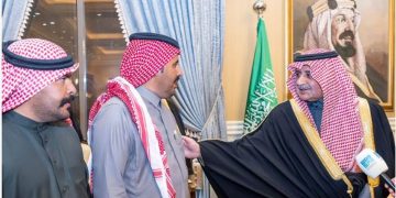 أمير تبوك يكرم شقيقين تقديرًا لأمانتهما ويقدم لهما مكافأة مجزية