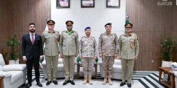 إنفاذًا لأمر الملك.. تقليد رئيس الأركان الباكستاني وسام المؤسس