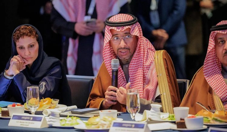 الخريف يدعو الشركات الأمريكية للاستثمار في صناعات الأدوية واللقاحات والأجهزة الطبية بالمملكة