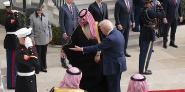 الرئيس الأمريكي يصطحب ولي العهد في جولة في البيت الأبيض