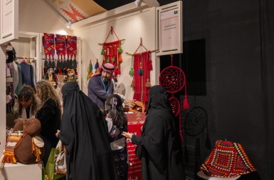 السدو يحاكي الحداثة في معرض 'بنان'
