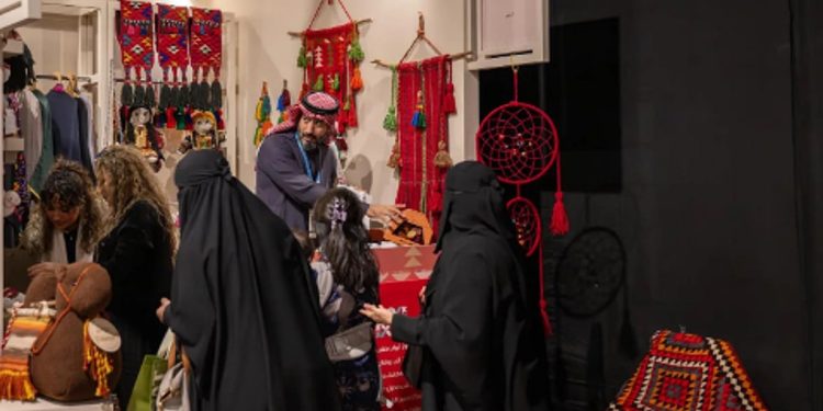 السدو يروي ذاكرة البادية بلغة حديثة في معرض "بنان"