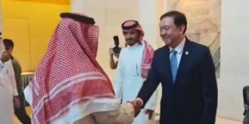 السفير الصيني يستقبل منقذي حياة الوافدين من السيول