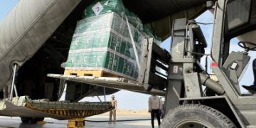 الطائرة السعودية الـ71 لإغاثة غزة تصل العريش