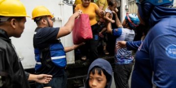 الفلبين تجلي 900 ألف خشية إعصار فونج وونج