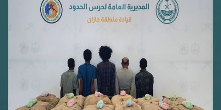 القبض على 5 مخالفين من الجنسية اليمنية والإثيوبية لتهريبهم 208 كيلوجرامات من القات بجازان