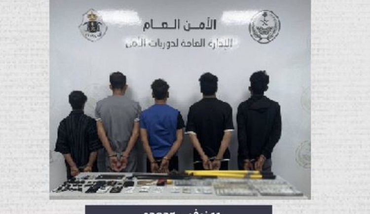 القبض على 5 وافدين سوريين لسرقتهم مركبات واستخدامها في حوادث جنائية