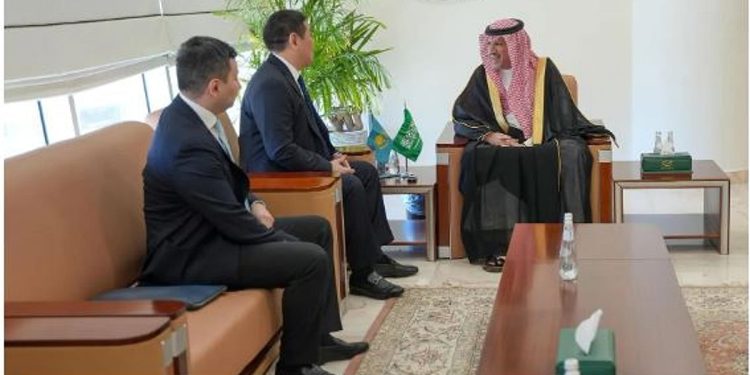 «الكهموس» يبحث مع سفير كازاخستان تعزيز التعاون في مكافحة جرائم الفساد العابرة للحدود
