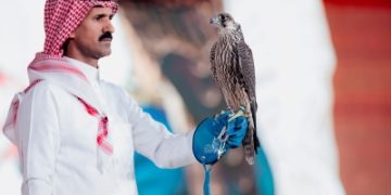 بيع صقرين بـ 200 ألف بمزاد الصقور