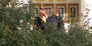 حديث جانبي يجمع ولي العهد والرئيس ترامب في البيت الأبيض