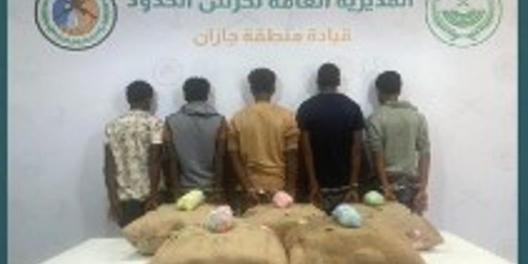 حرس الحدود بجازان يقبض على 5 إثيوبيين لتهريبهم 100 كيلوجرامًا من القات المخدر