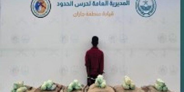حرس الحدود بجازان يقبض على إثيوبي لتهريبه 108 كيلوجرامات من القات المخدر