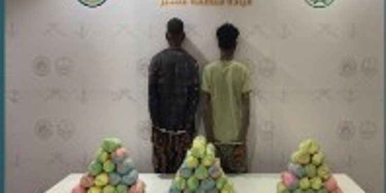 حرس الحدود بعسير يقبض على إثيوبيين لتهريبهما 21 كيلوجرامًا من القات المخدر